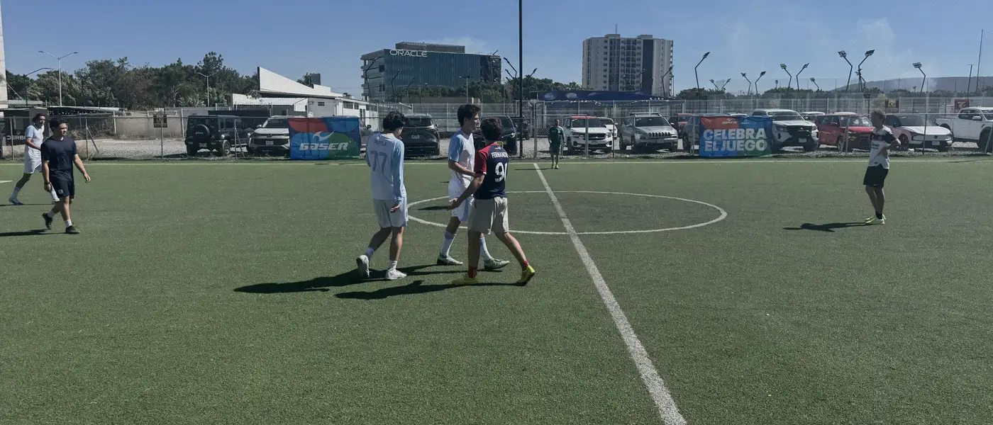 Vista amplia de un partido en las canchas de Derbia
